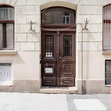 Two-bedroom Next To Music Academy Boedapest