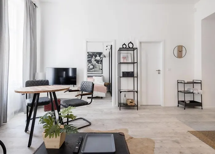 דירה Two-bedroom Next To Music Academy *