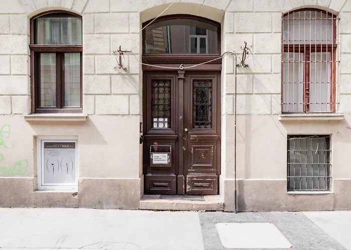 Two-bedroom Next To Music Academy Budapest